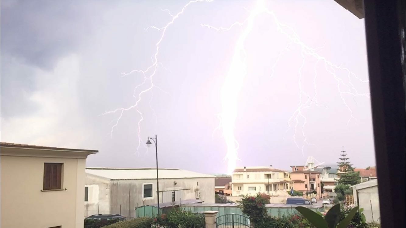 Olbia Ragazza Colpita Da Un Fulmine Nella Pista DellAeroporto