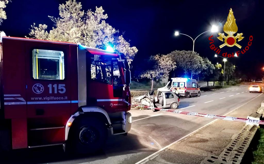 Auto Perde Il Controllo E Si Schianta Contro Un Albero