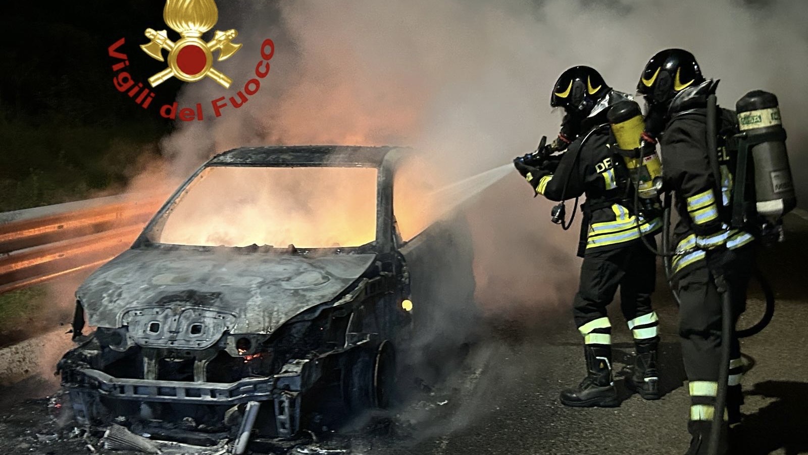 Auto prende fuoco sulla strada per Olbia: salvi gli occupanti