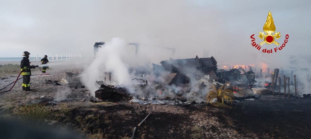 Incendio nella notte distrugge un chiosco