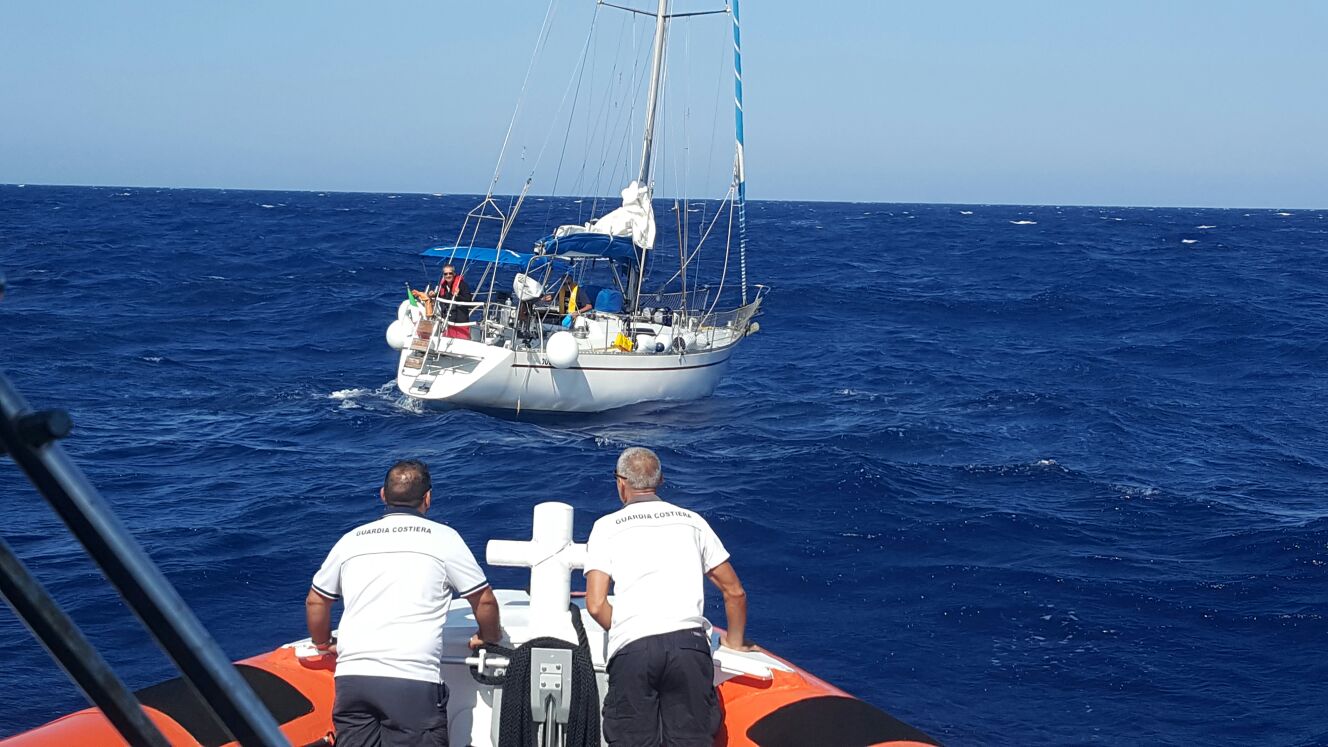 Forte vento: soccorsa barca a vela tra le onde alte 5 metri