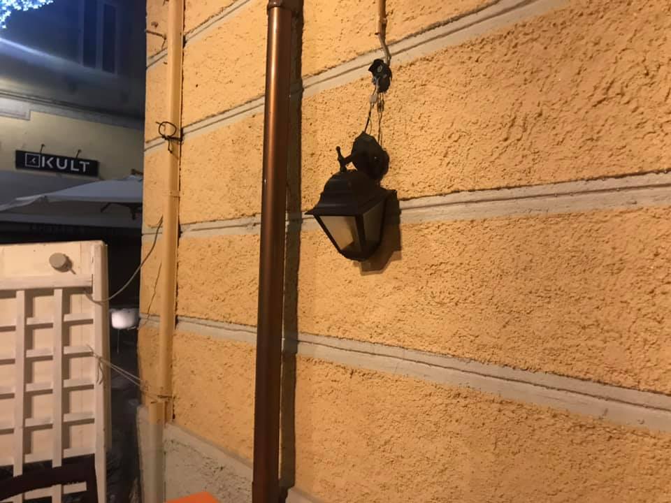 Olbia, centro storico: lampade strappate dai muri