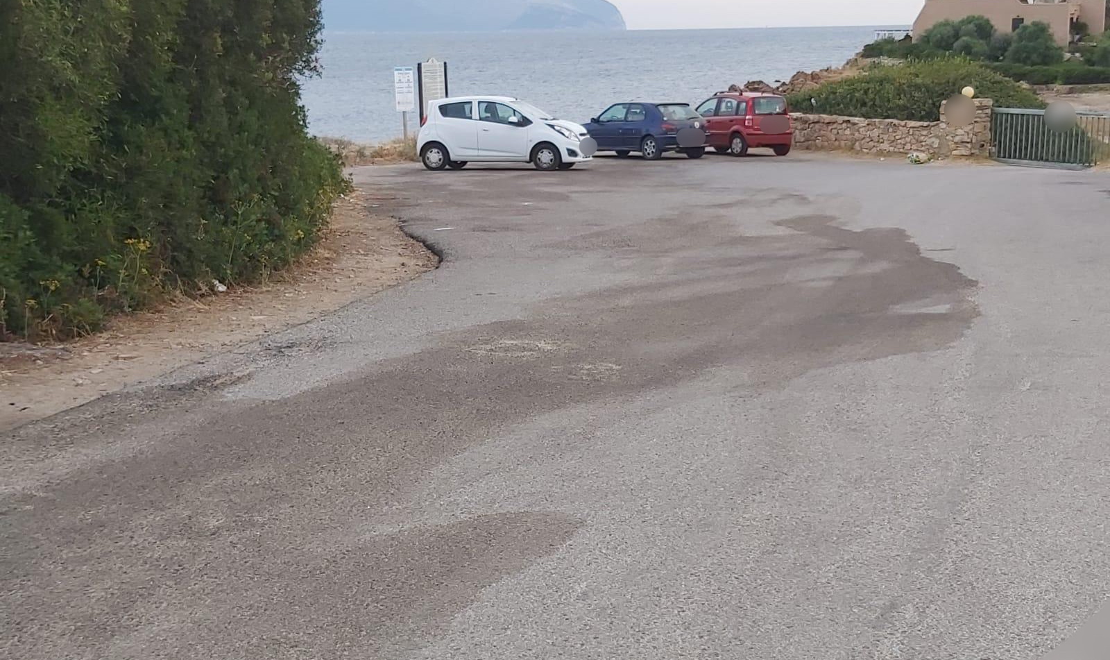 Olbia, Punta Saline invivibile: macchie maleodoranti sull'asfalto