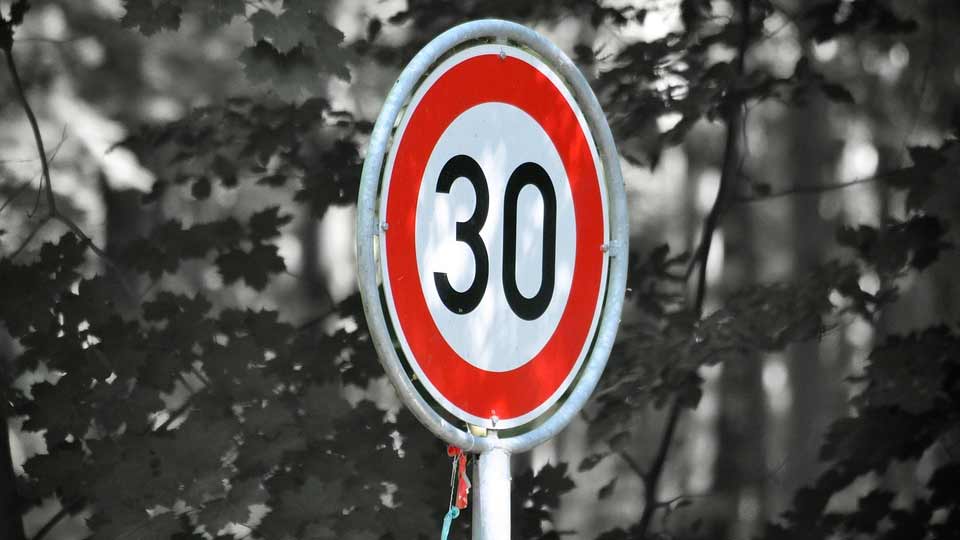 Anche Milano a 30 km/h, ma secondo uno studio del MIT provoca più inquinamento