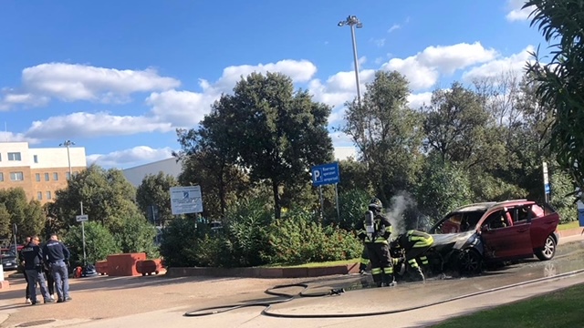 Olbia: auto in fiamme in via degli Astronomi