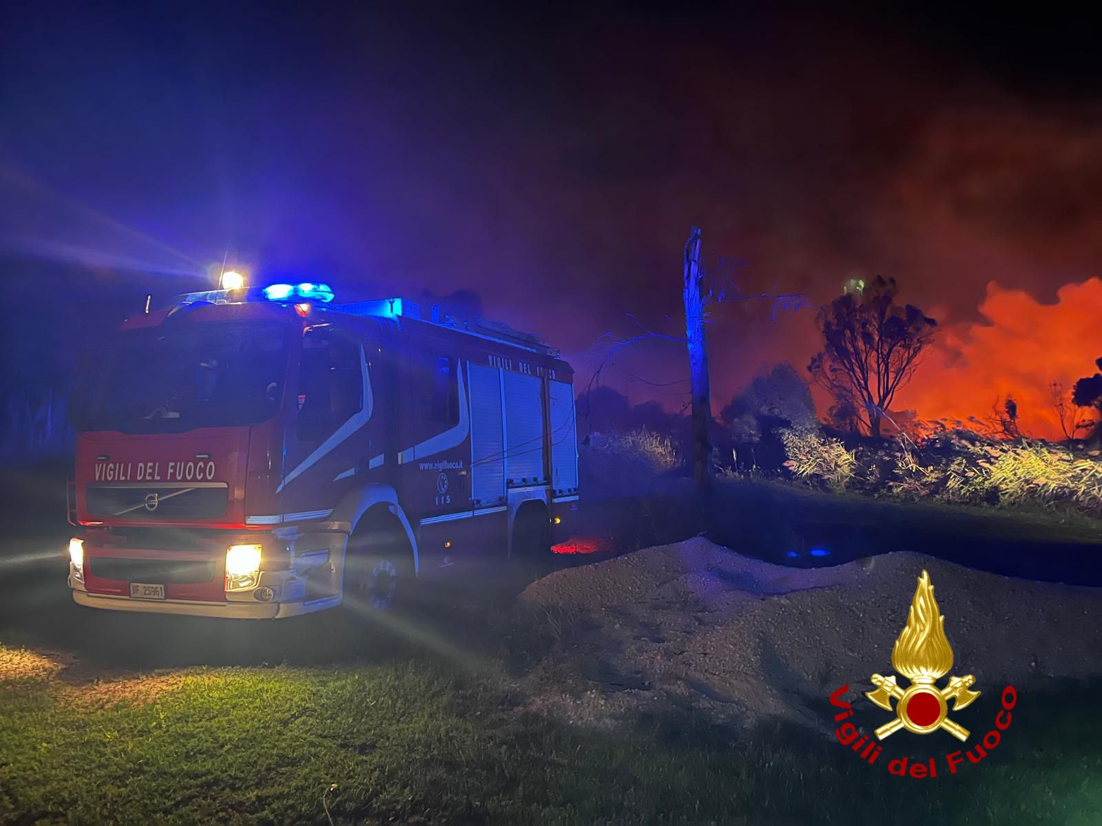 Vasto incendio in un campeggio: fiamme alimentate dal vento