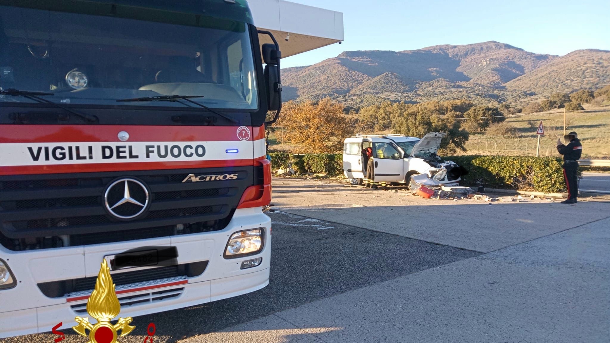 Auto perde controllo e va fuori strada: una famiglia in ospedale