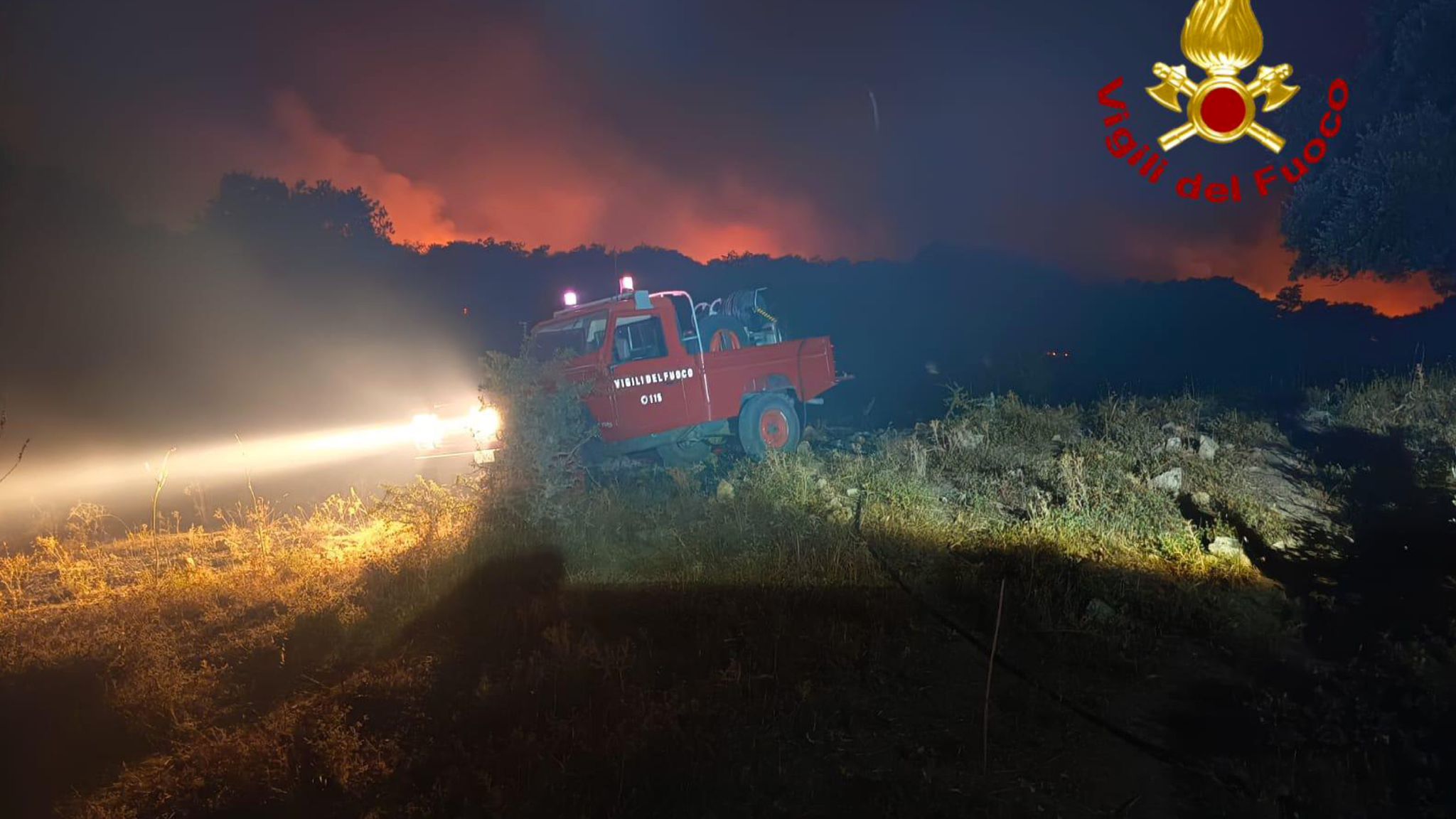 Notte di fuoco nel Nuorese: fiamme minacciano aziende agricole e allevamenti