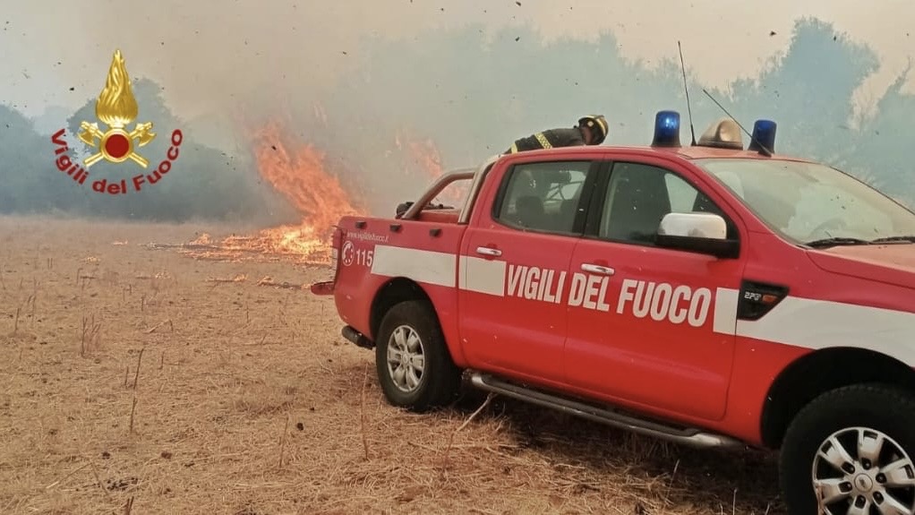 Maxi incendio a Paulilatino: elicotteri in azione da tutta l'Isola