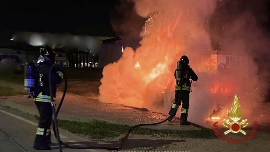 Olbia, incendio nella notte in un parcheggio: a fuoco un'auto 