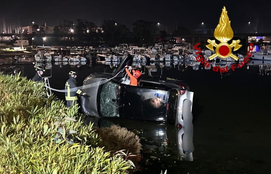 Olbia: un'auto finisce in mare in via dei Lidi