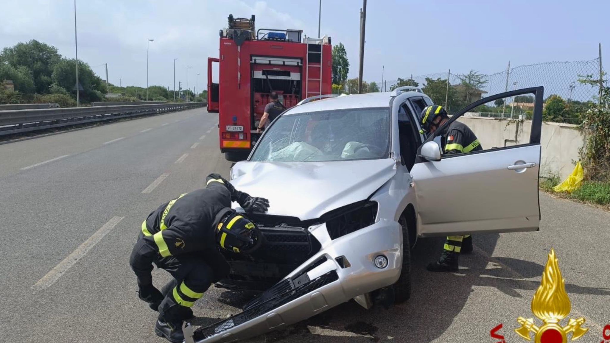 Auto contro palo: tre feriti