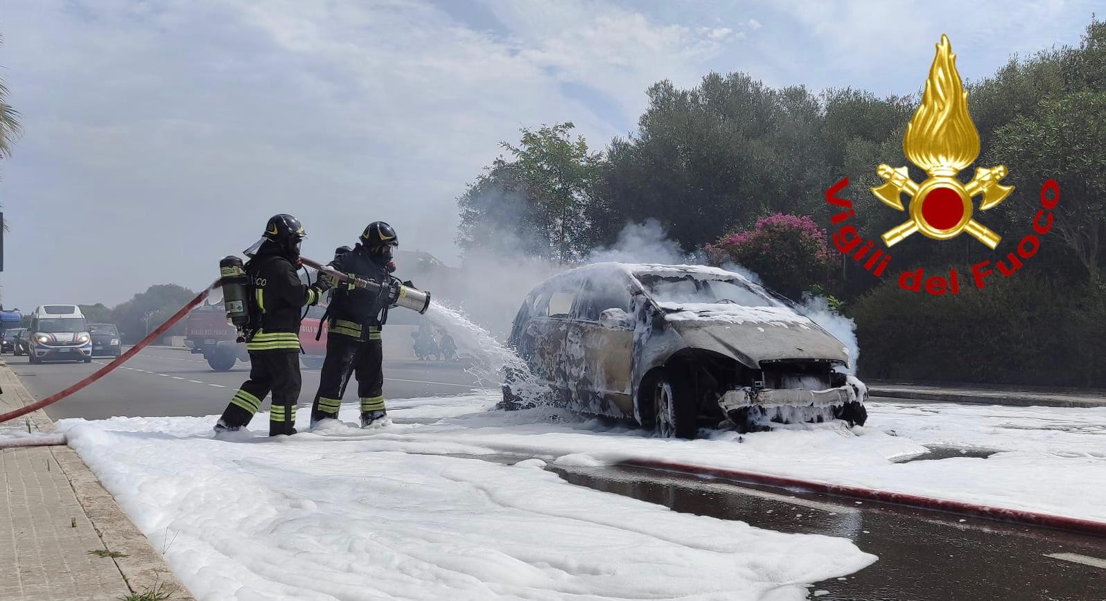 Nord Sardegna, auto a fuoco durante la marcia: salvo il conducente