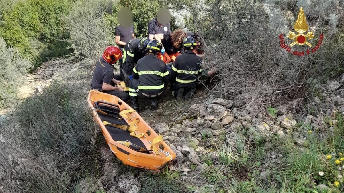 Scivola in un dirupo durante escursione: salvato dai Vigili del Fuoco