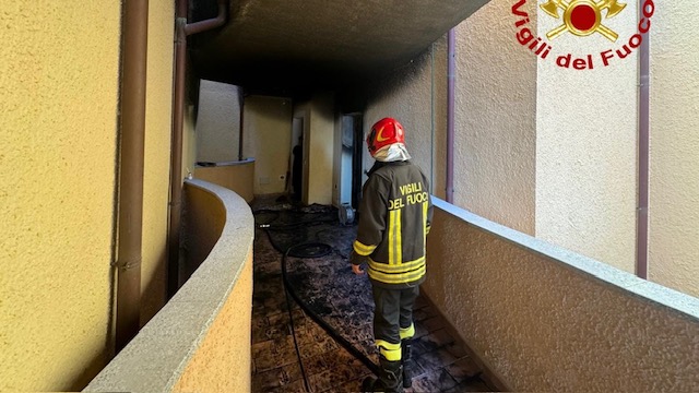 Olbia: incendio in corso in via Montale