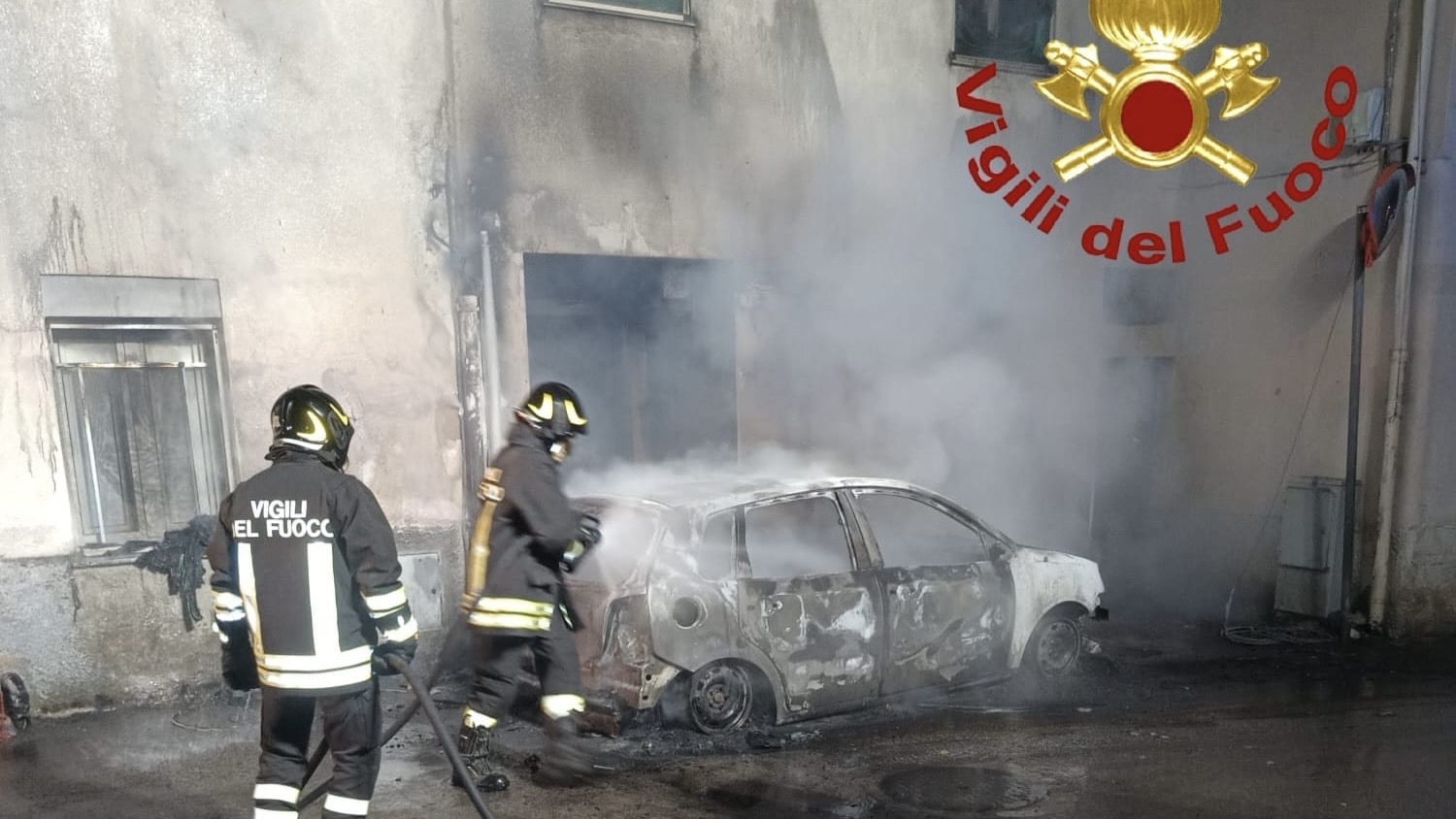 Auto incendiata, danni alle abitazioni: residenti in pronto soccorso