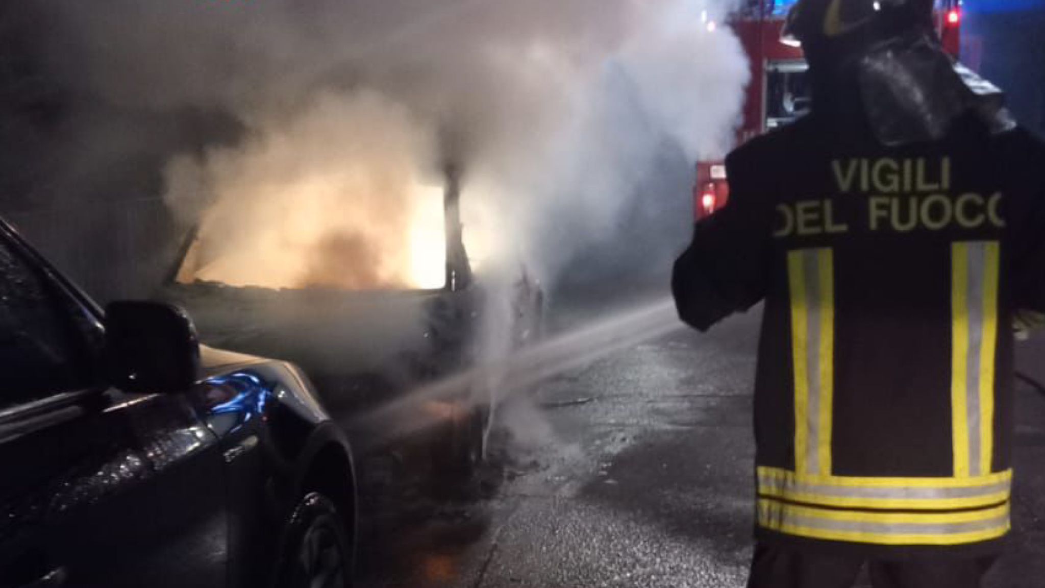 Auto a fuoco nella notte: danni ingenti