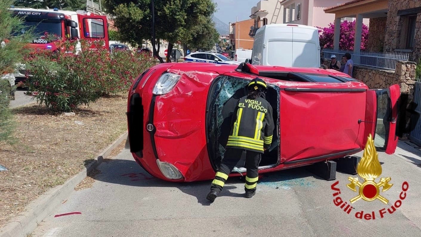 Olbia, incidente in via Imperia: auto vola sulla carreggiata