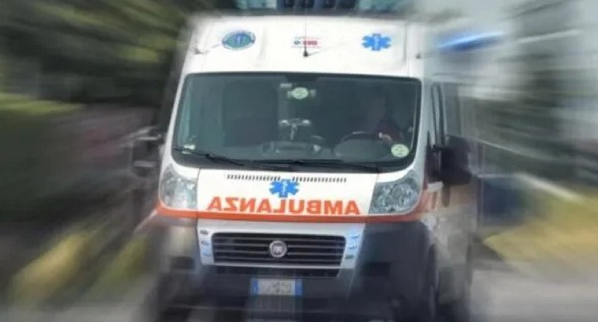 Auto si ribalta: in ospedale mamma e figli