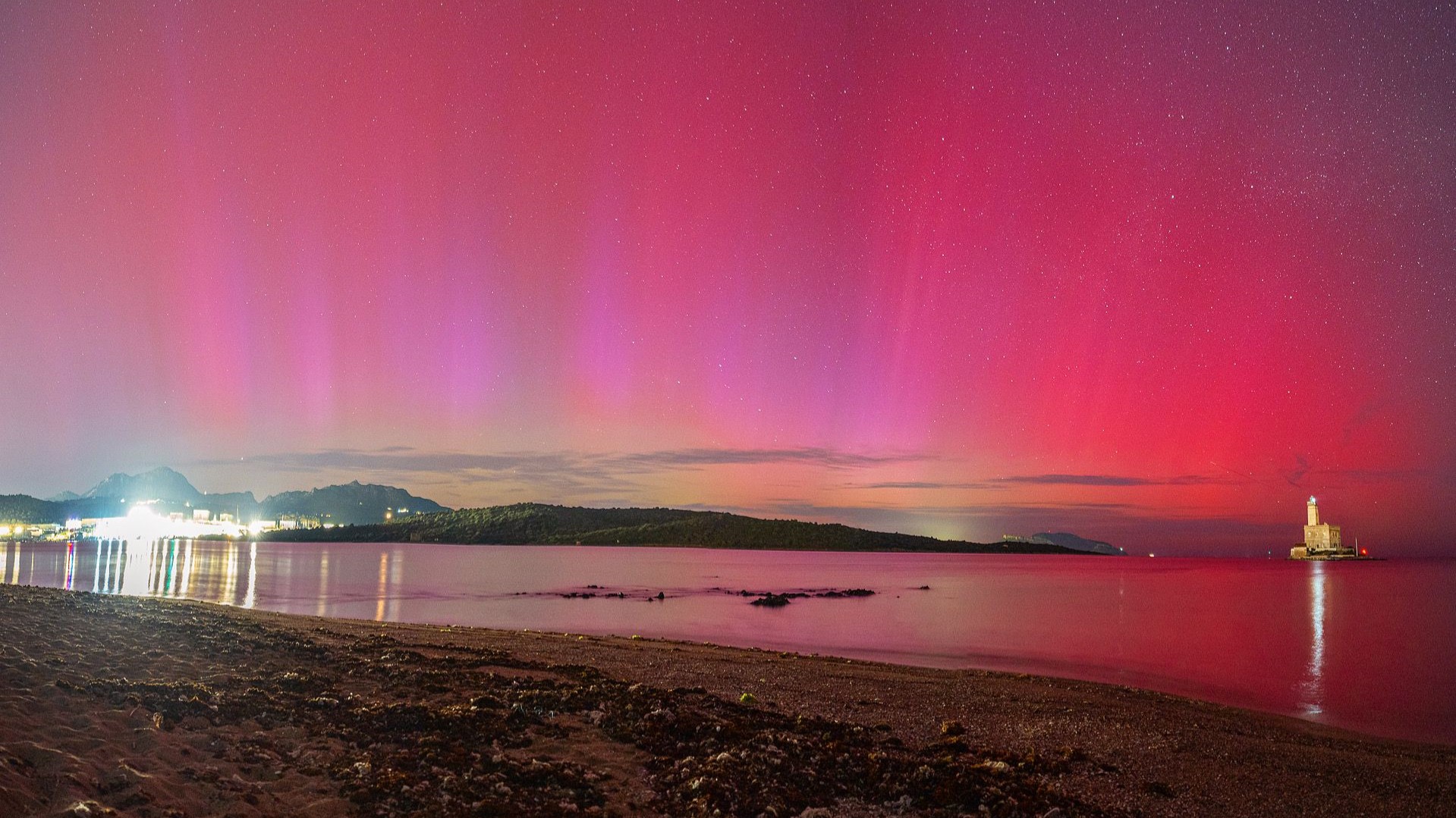 Olbia, spettacolare aurora boreale in uno scatto del fotografo Fabio Serra