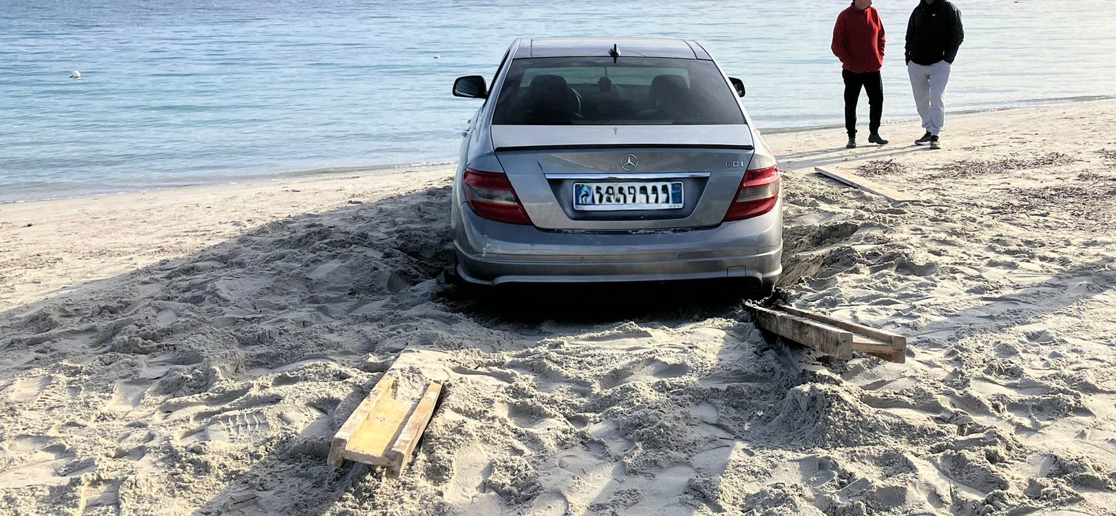 Olbia, si arenano con l'auto sulla spiaggia di Mare Rocce: soccorsi e multati