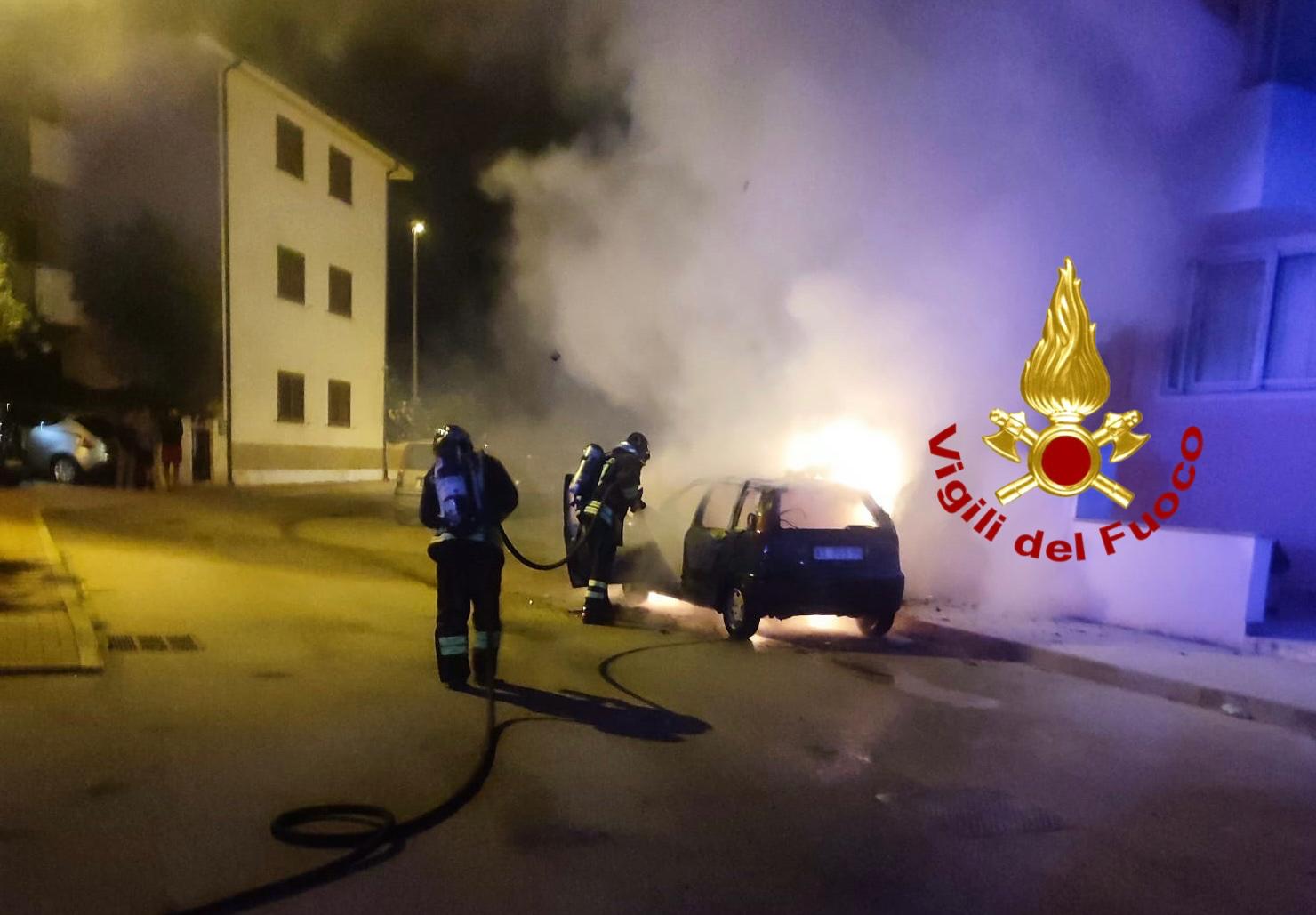 La Maddalena: auto in fiamme in via Gaetano De Rosa