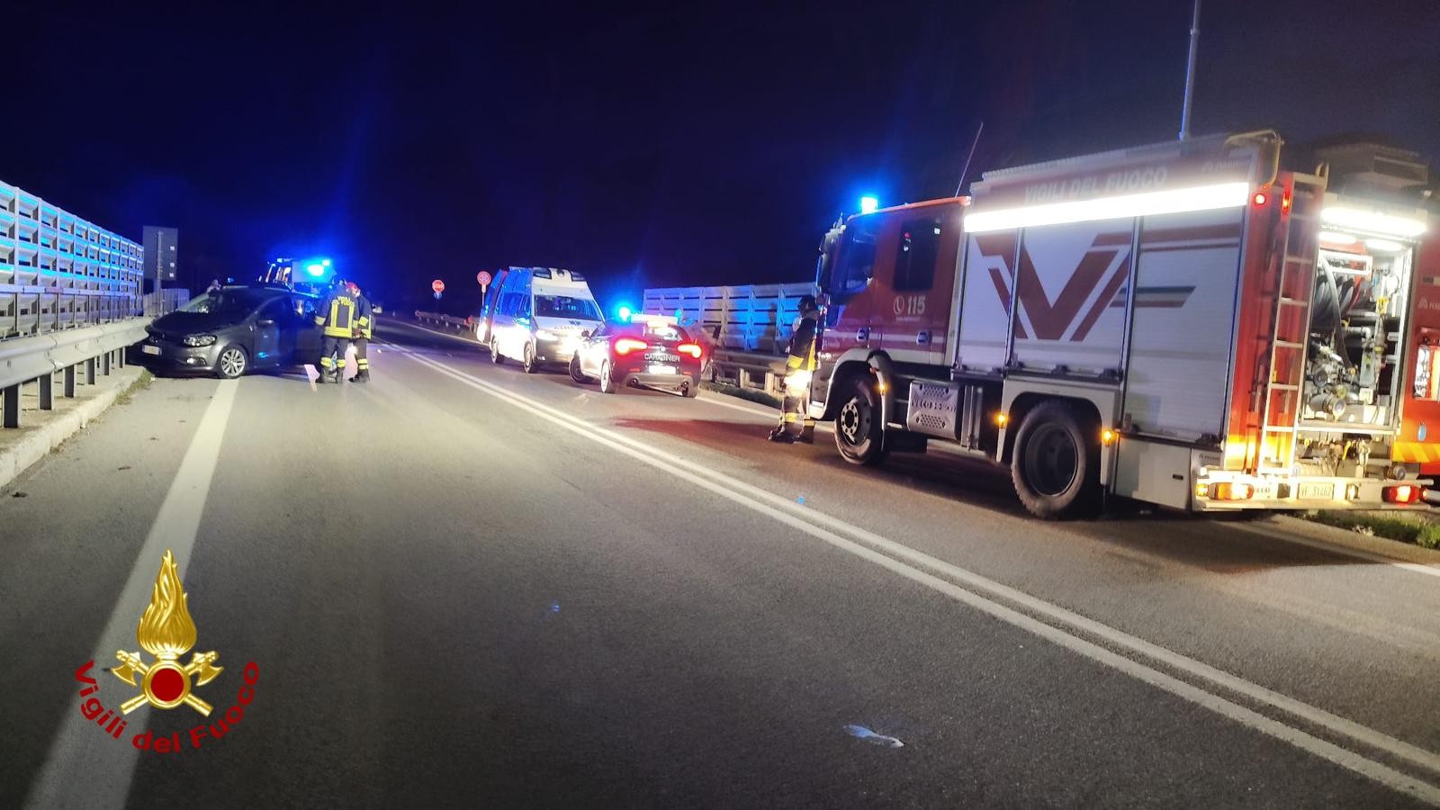 Con l'auto finisce contro il guard-rail: tre feriti 