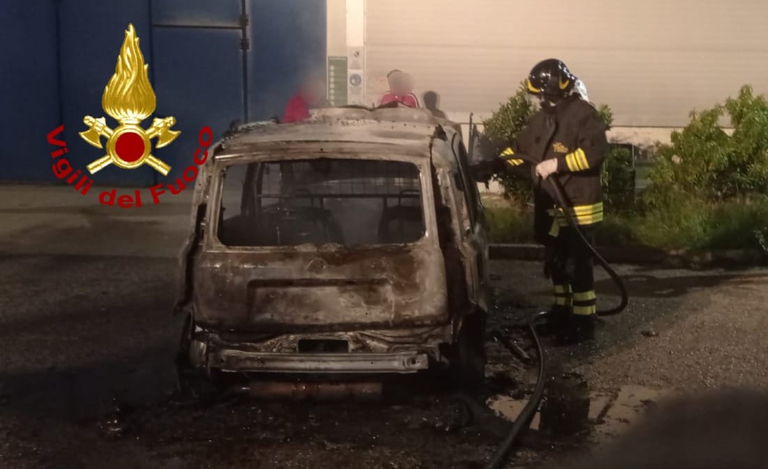 Telti, auto in fiamme: indagini in corso