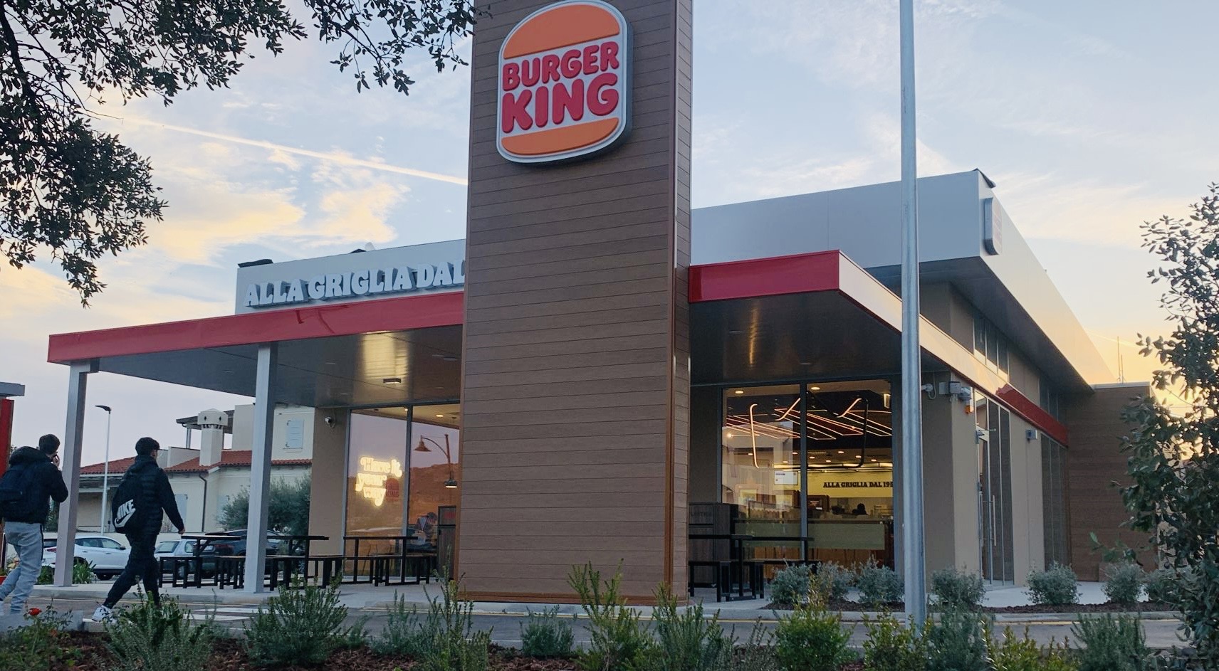 Olbia, Burger King inaugura in viale Aldo Moro: grande affluenza di clienti curiosi