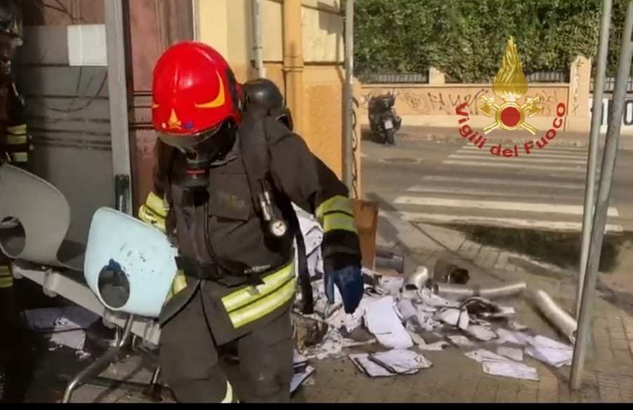 Incendio in un laboratorio: parte dello stabile evacuato