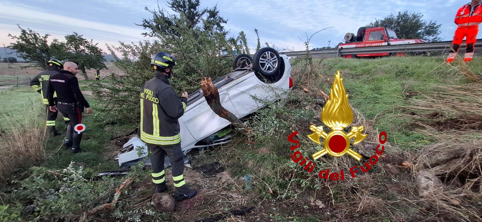 Auto fuori strada finisce contro un albero