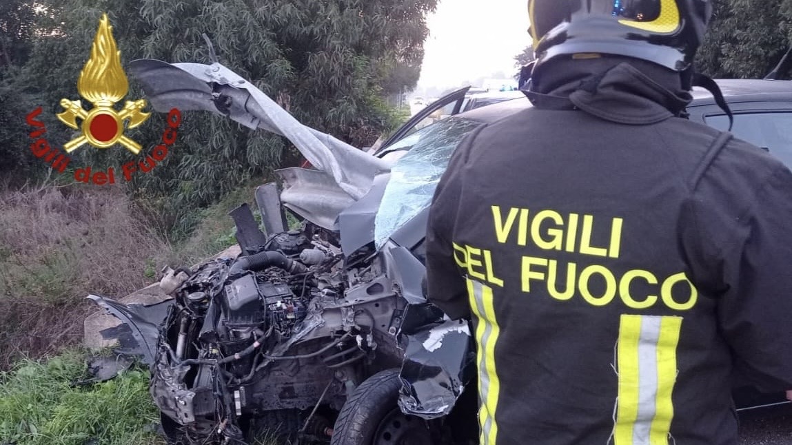 Arzachena, scontro tra auto: guardrail squarcia uno dei veicoli