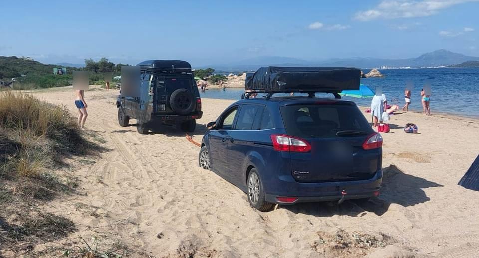 Olbia: turisti invadono la spiaggia con le auto