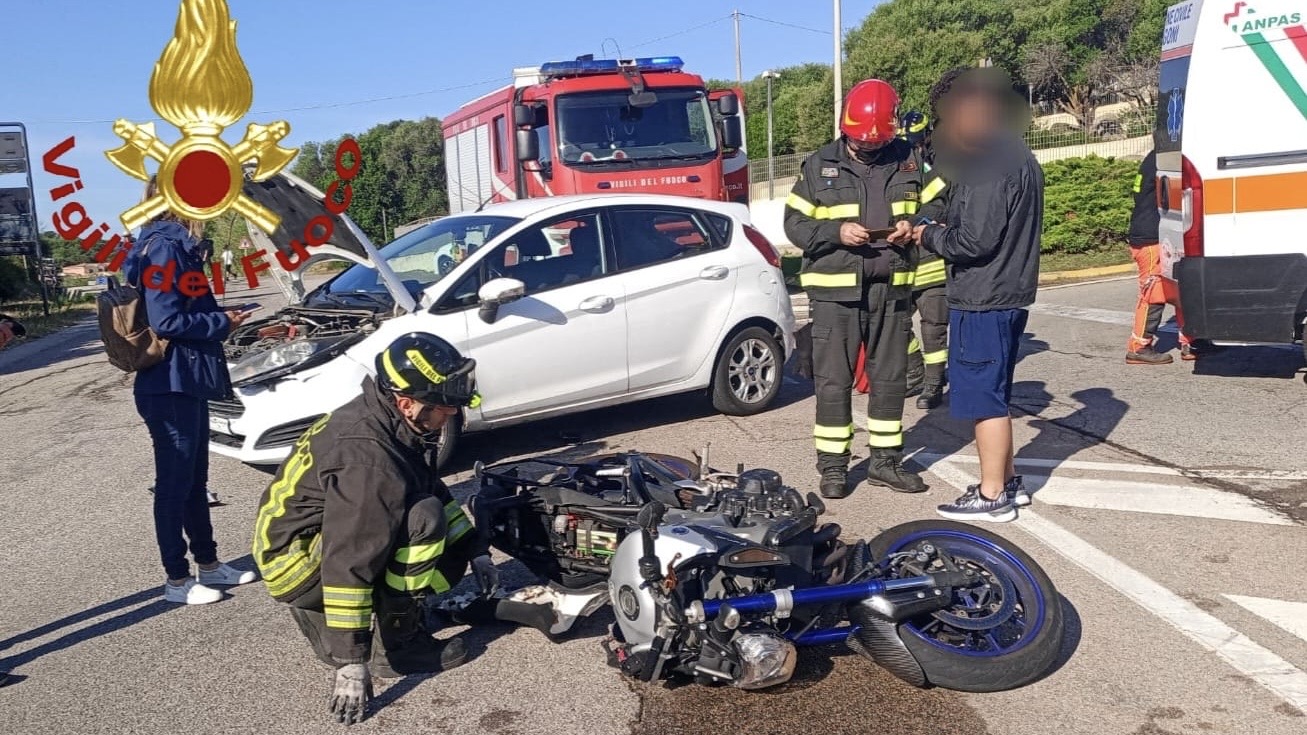 Incidente tra auto e moto: motociclista in ospedale