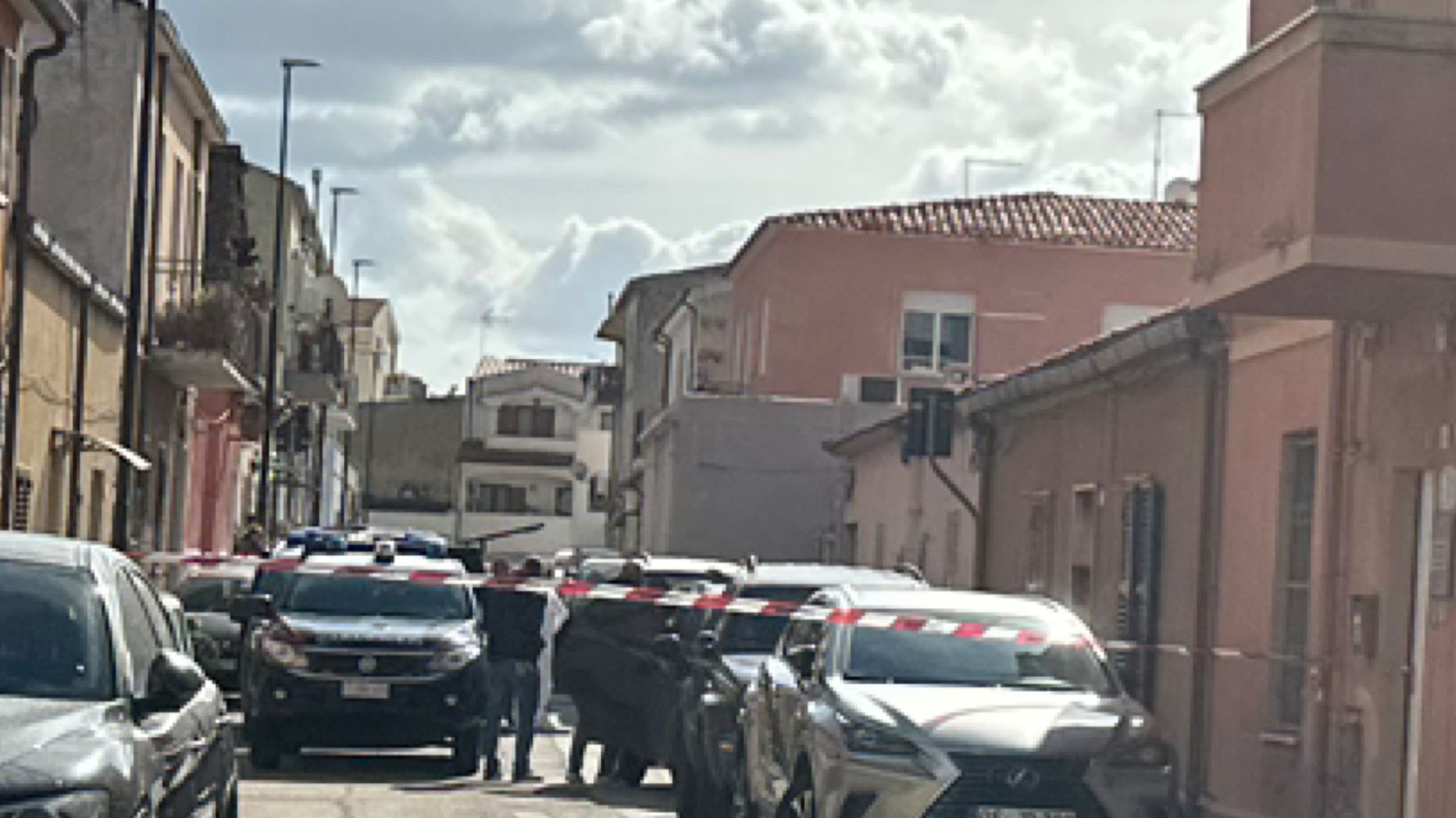 Olbia, aggredito in casa: tre arresti