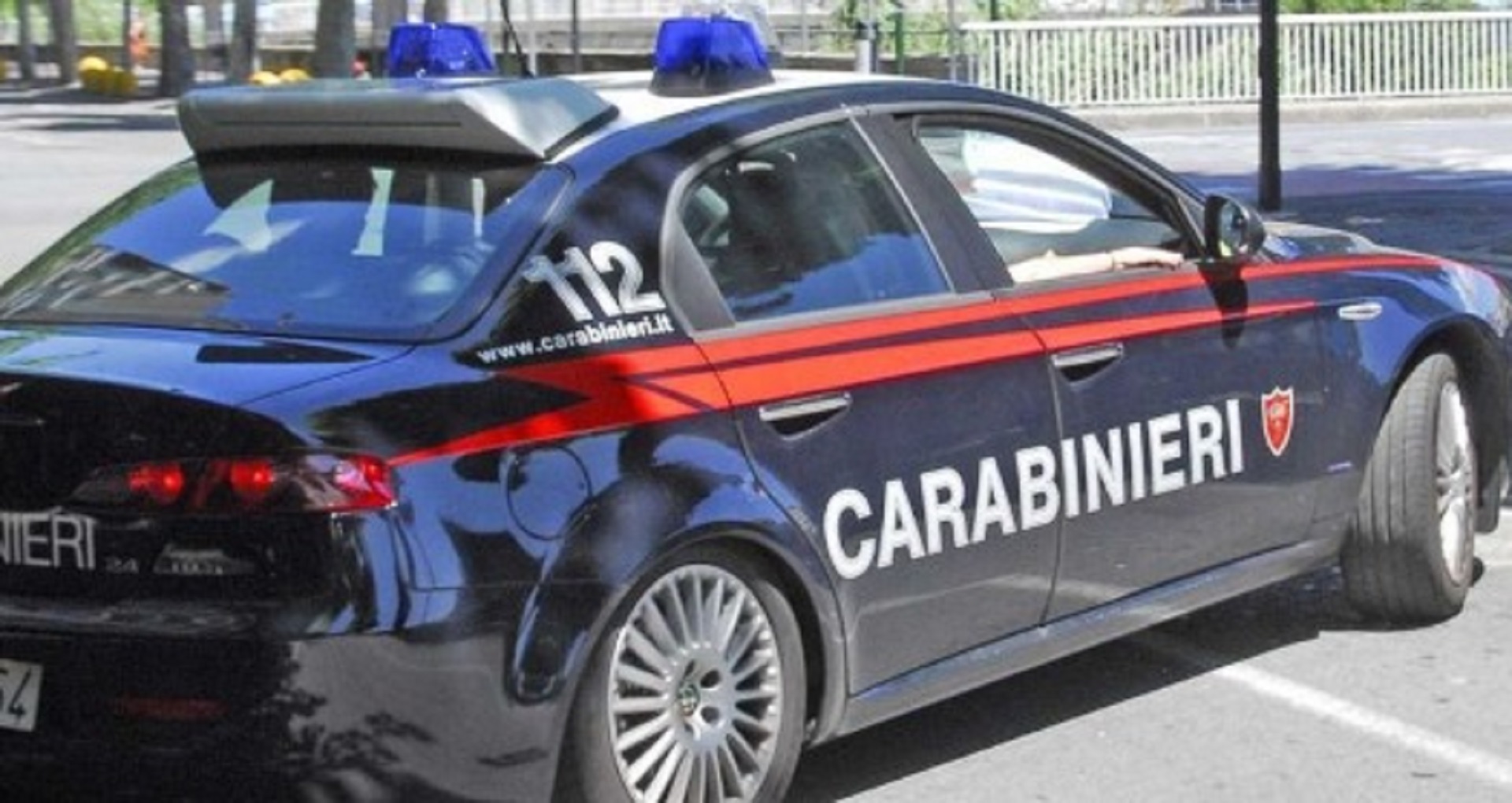 Dopo L'incidente Auto Si Ribalta: La Scoperta Dei Militari