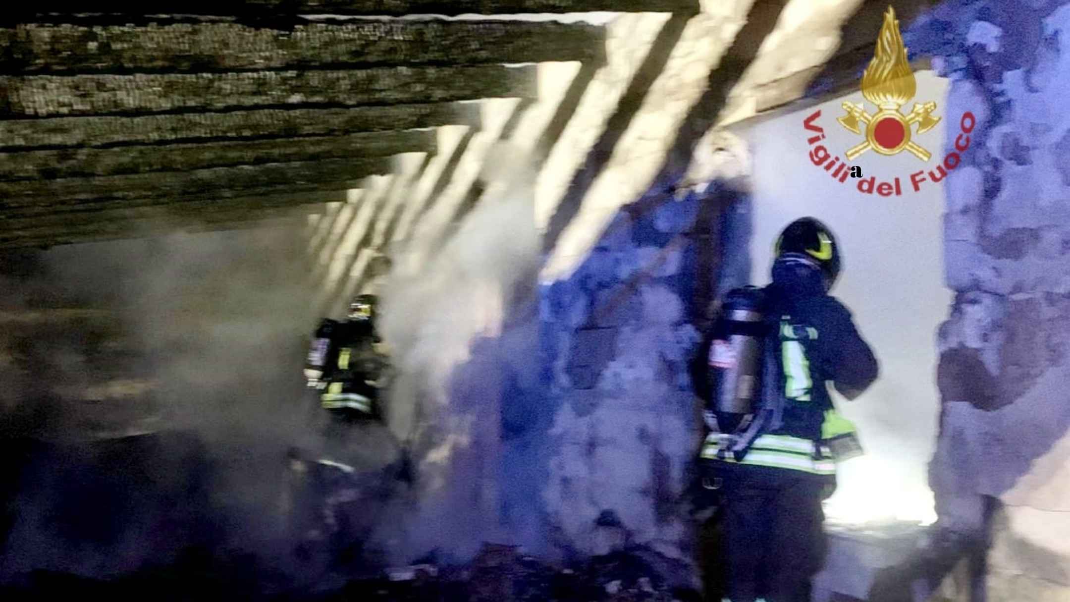 Incendio distrugge un’abitazione: intervento dei Vigili del Fuoco nella notte