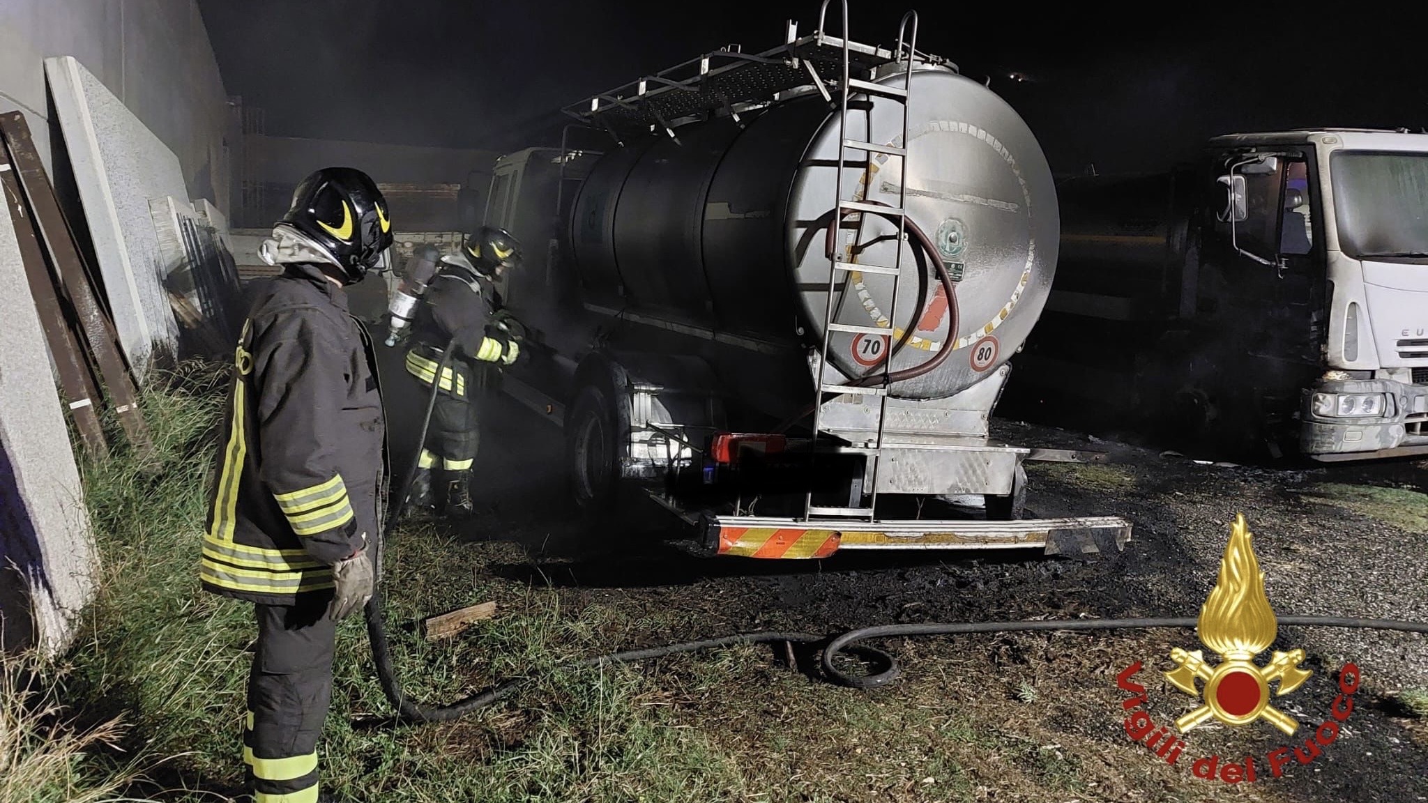 Siniscola, due camion a fuoco: uno è un mezzo della Protezione Civile