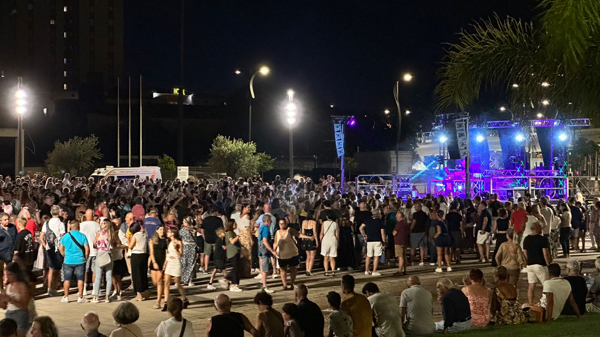 Olbia: piazza Crispi si trasforma in una discoteca a cielo aperto