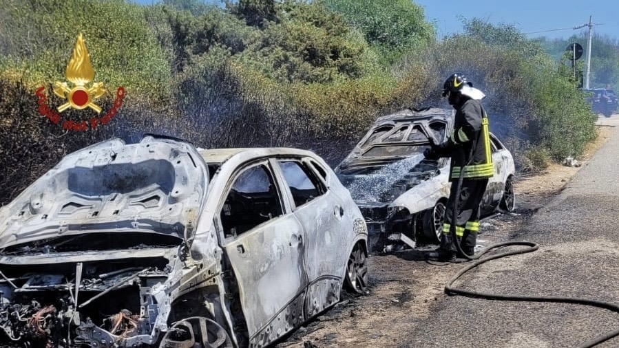 Auto incendiata a bordo strada: le fiamme coinvolgono altro veicolo e vegetazione