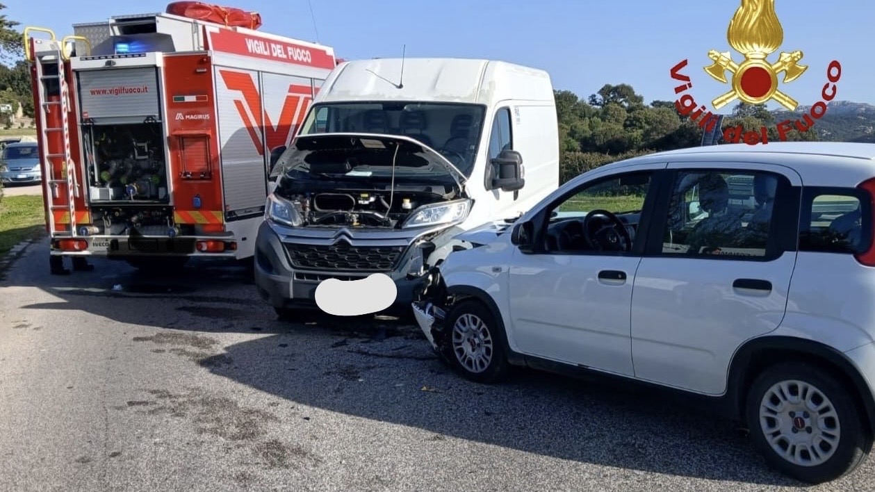 Scontro frontale tra furgone e auto: due persone in ospedale