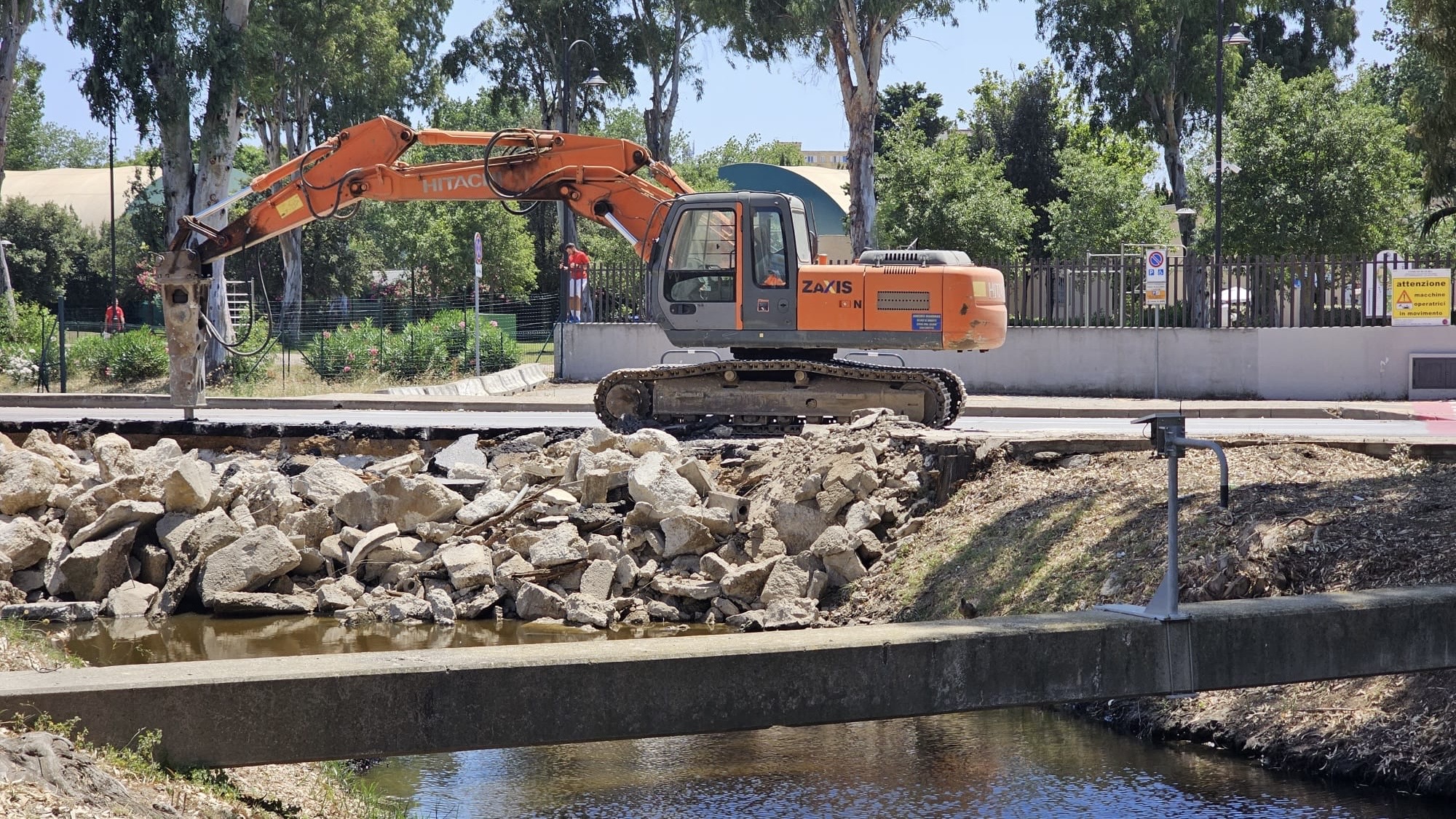 Olbia: demolito il ponte di via Galvani