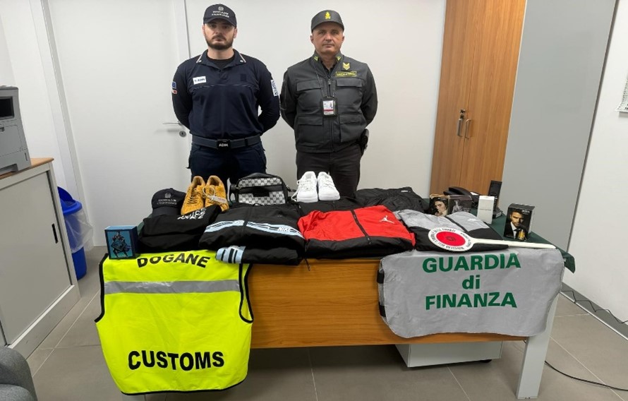 Nord Sardegna: merce contraffatta nel bagaglio di un passeggero