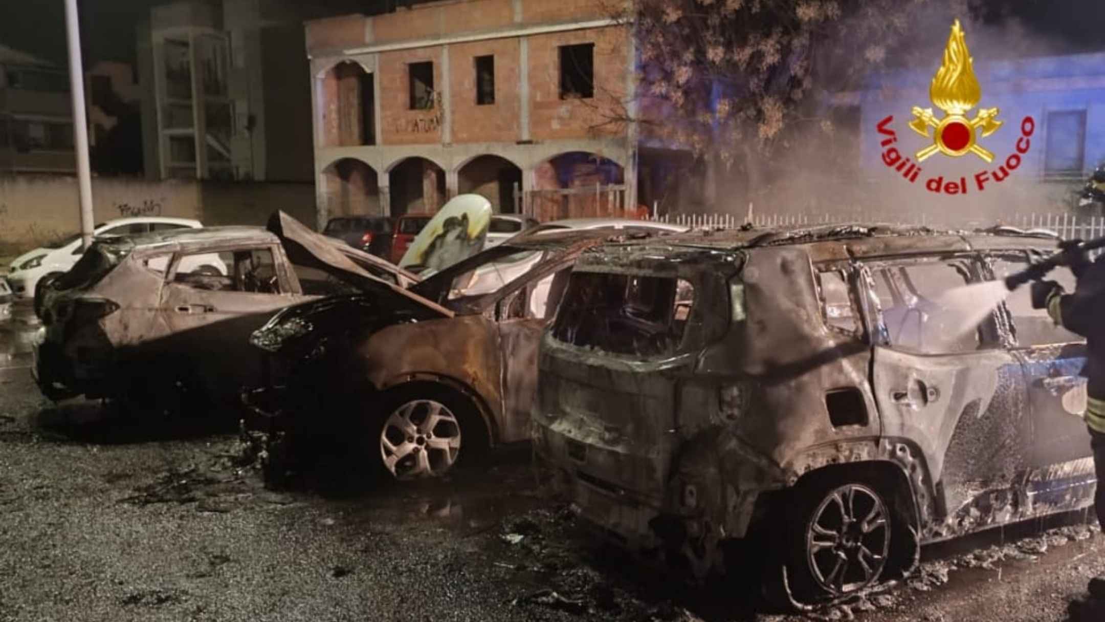 Fiamme avvolgono quattro auto: intervento dei Vigili del Fuoco