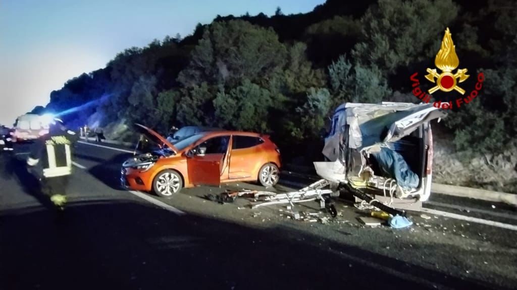 Grave incidente sulla 131 DCN: coinvolti 4 veicoli 2 moto e undici persone