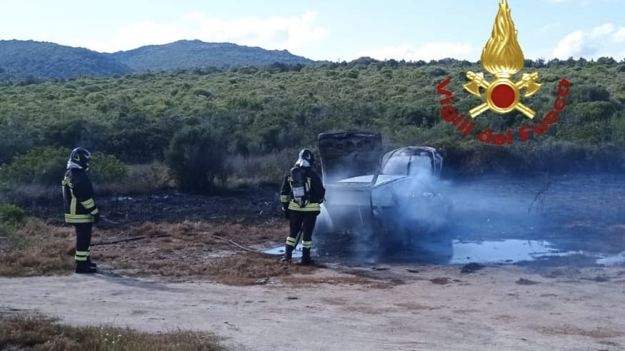 Costa Smeralda: prende fuoco un'auto vicino alla spiaggia