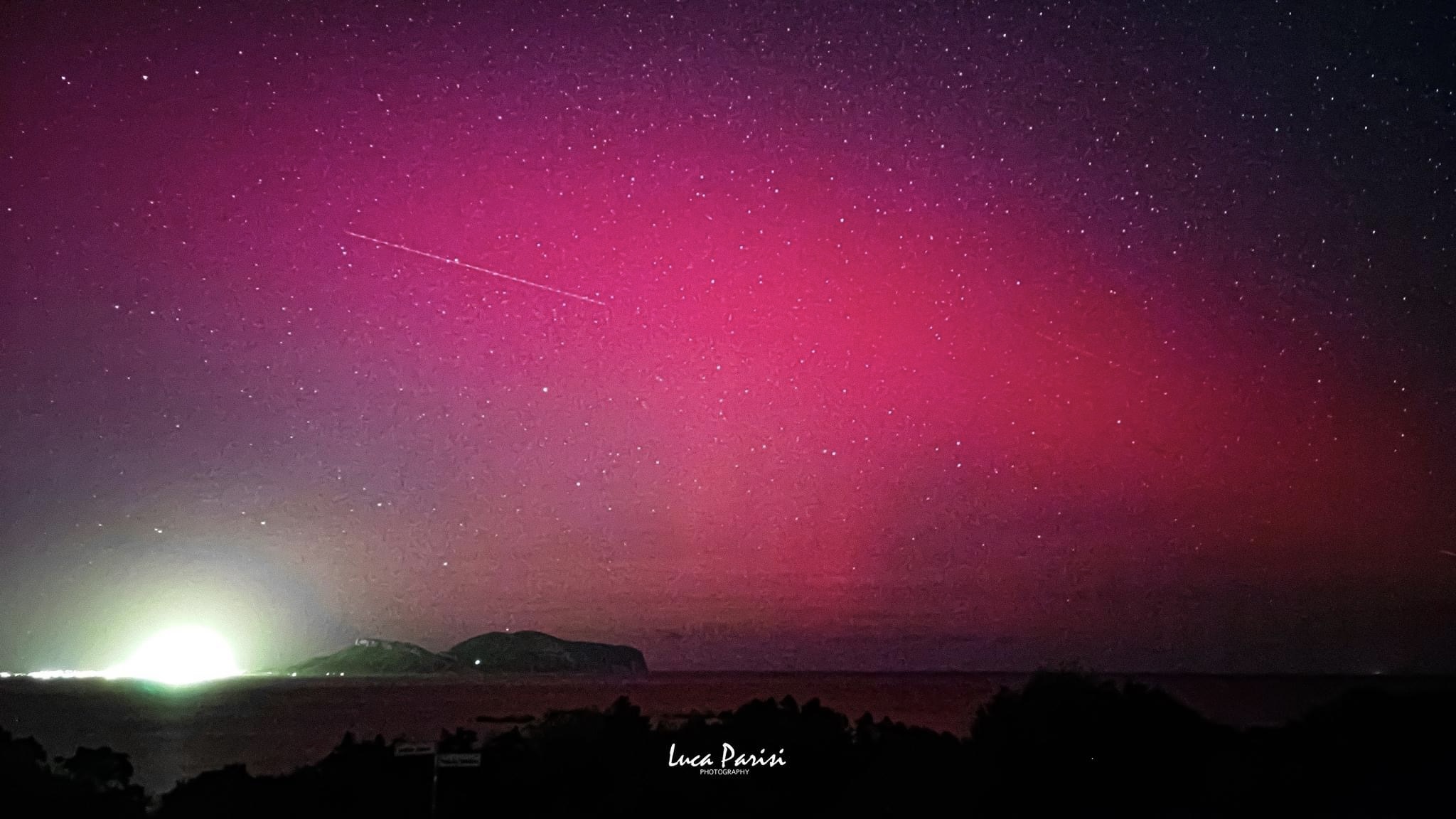 Olbia si tinge di rosso: lo spettacolo dell’aurora boreale immortalato dal fotografo Luca Parisi