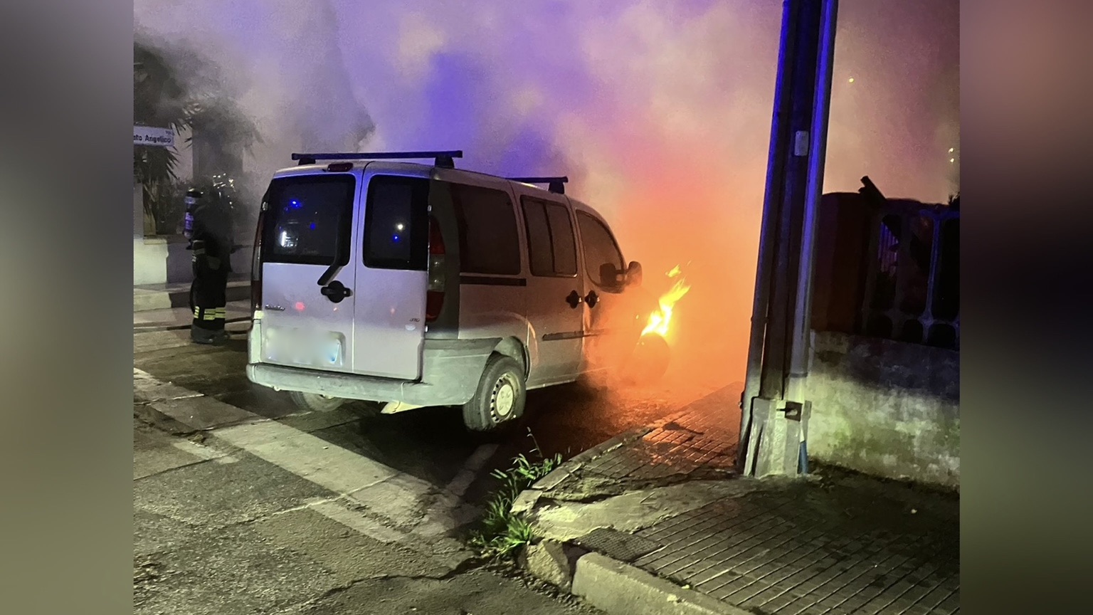 Olbia, auto prende fuoco: il conducente era a bordo