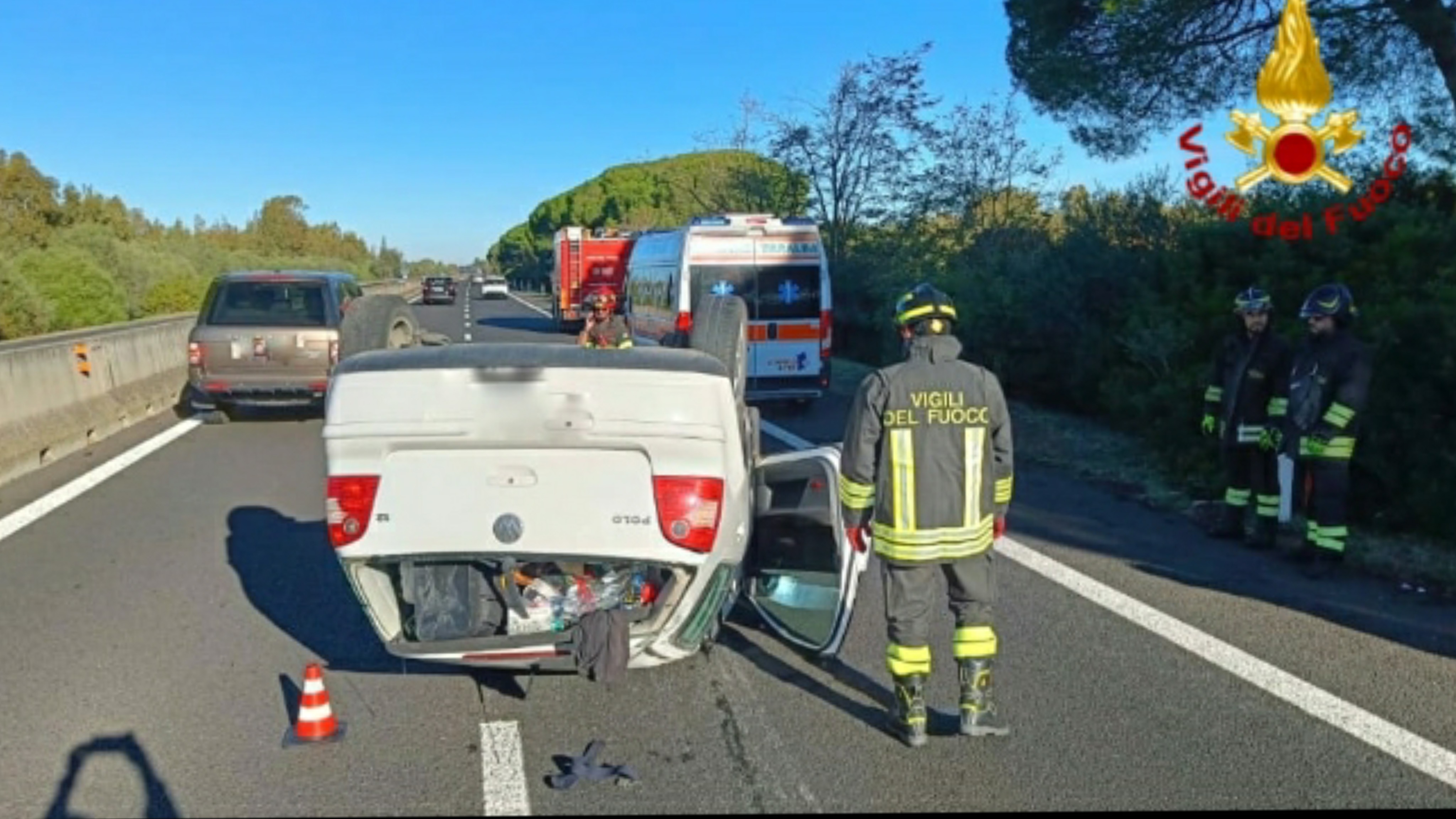 Incidente sulla 131, auto ribaltata sulla carreggiata