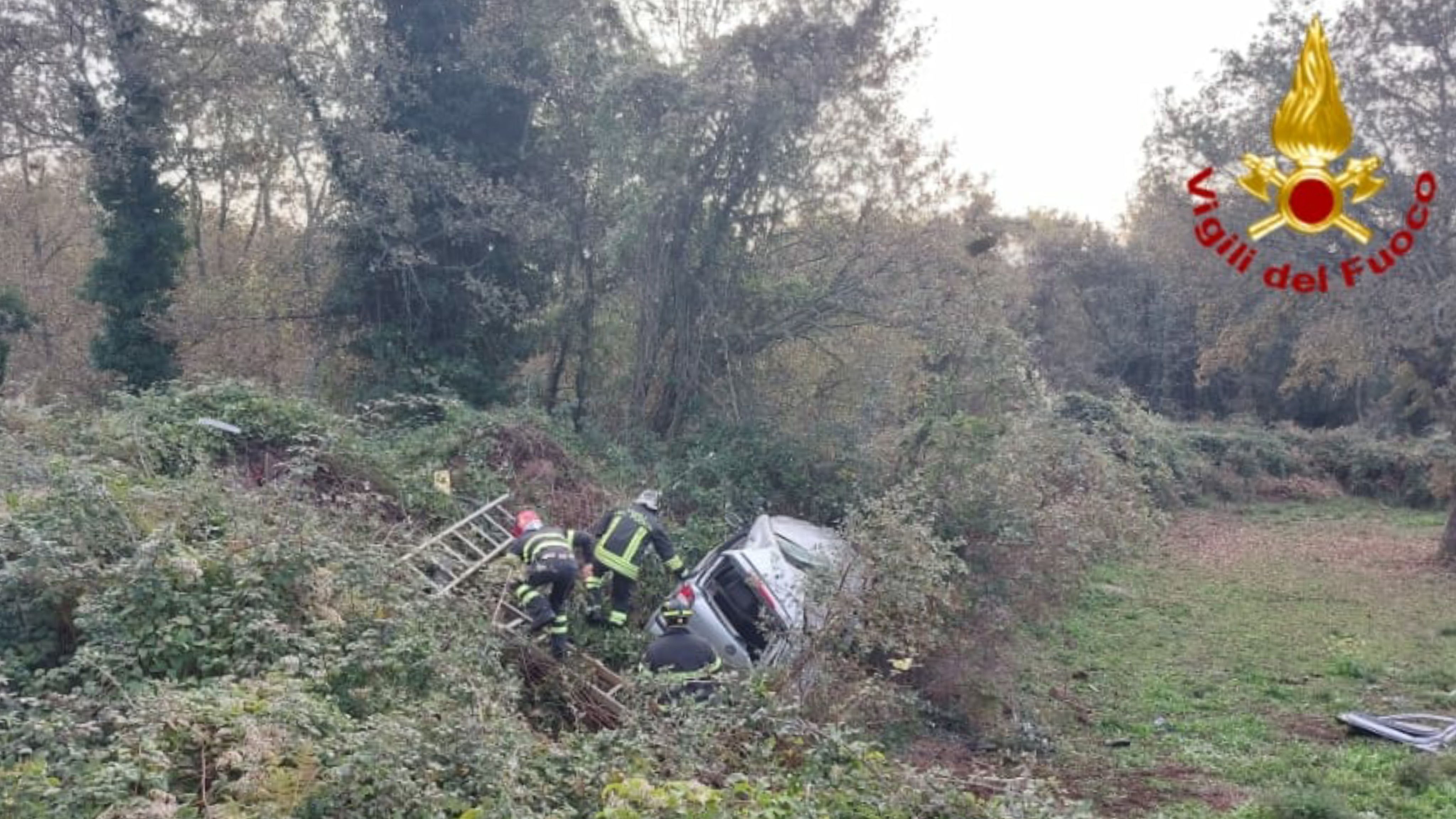 Auto fuori strada, il conducente estratto dai vigili 